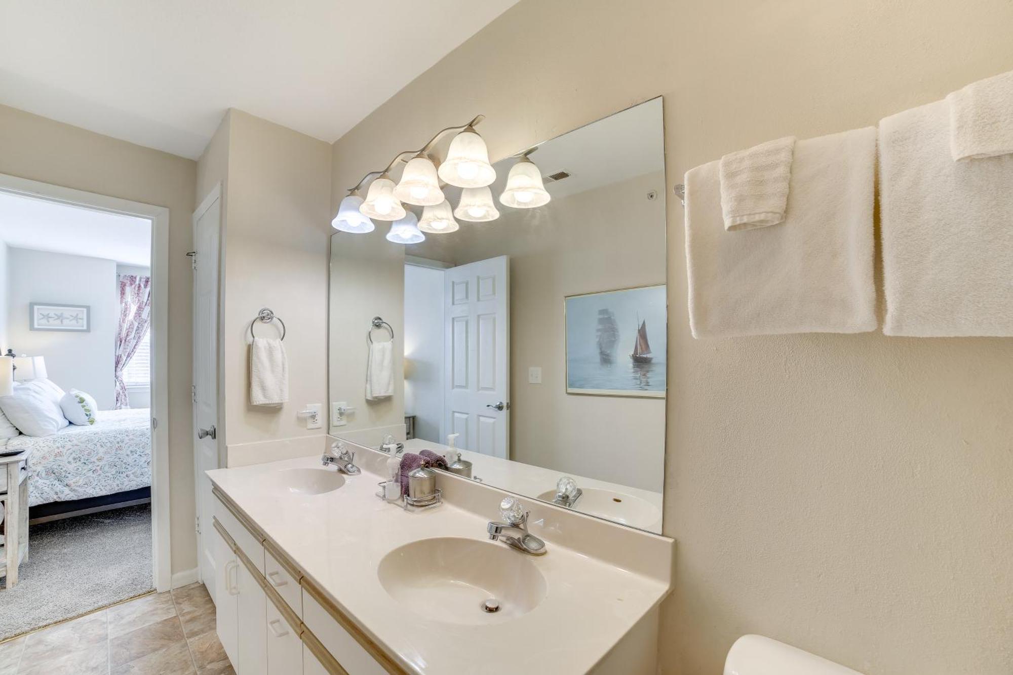 Apartment With Balcony, Near Silver Dollar City!