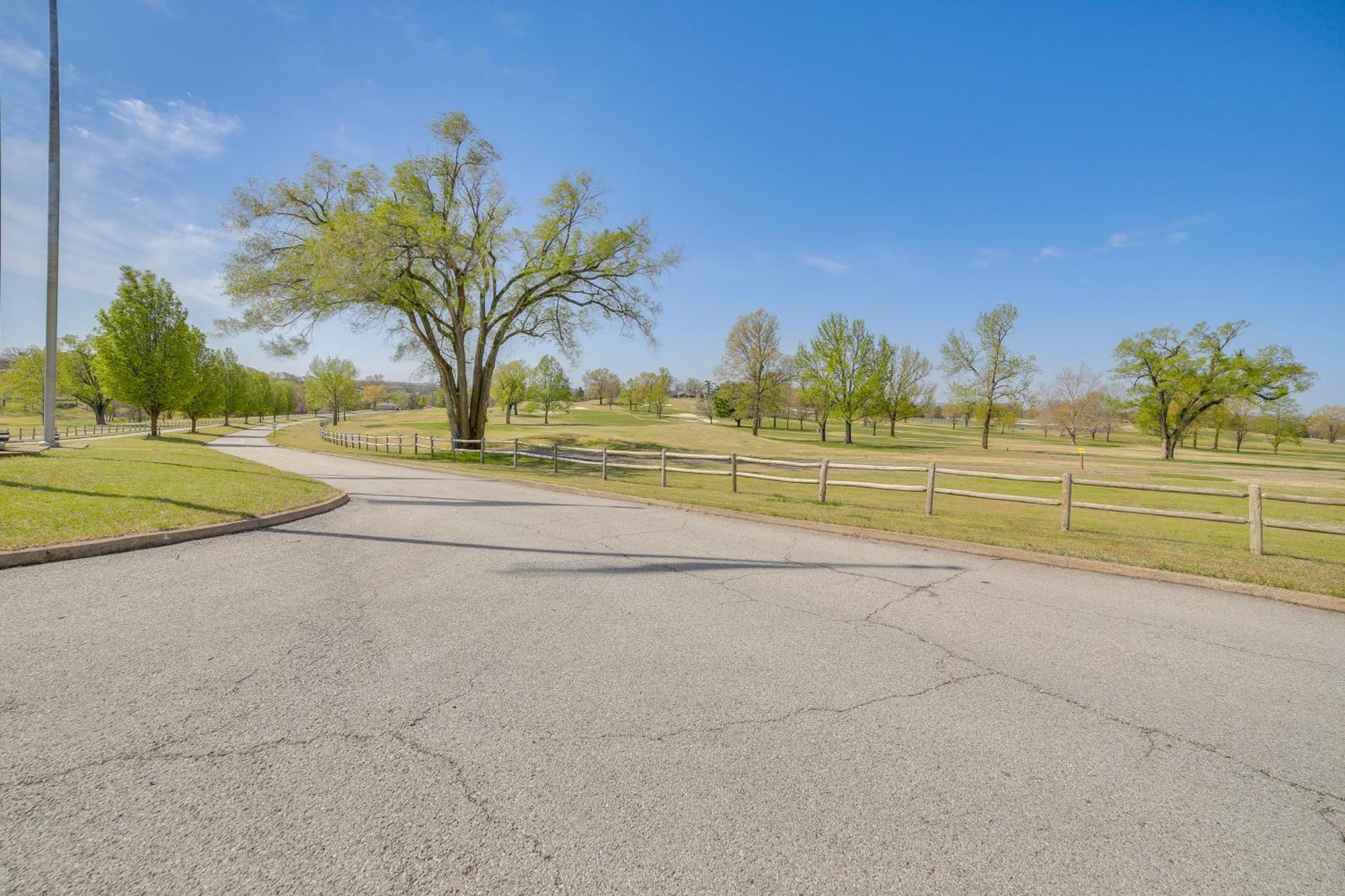 With Balcony, Near Silver Dollar City! *