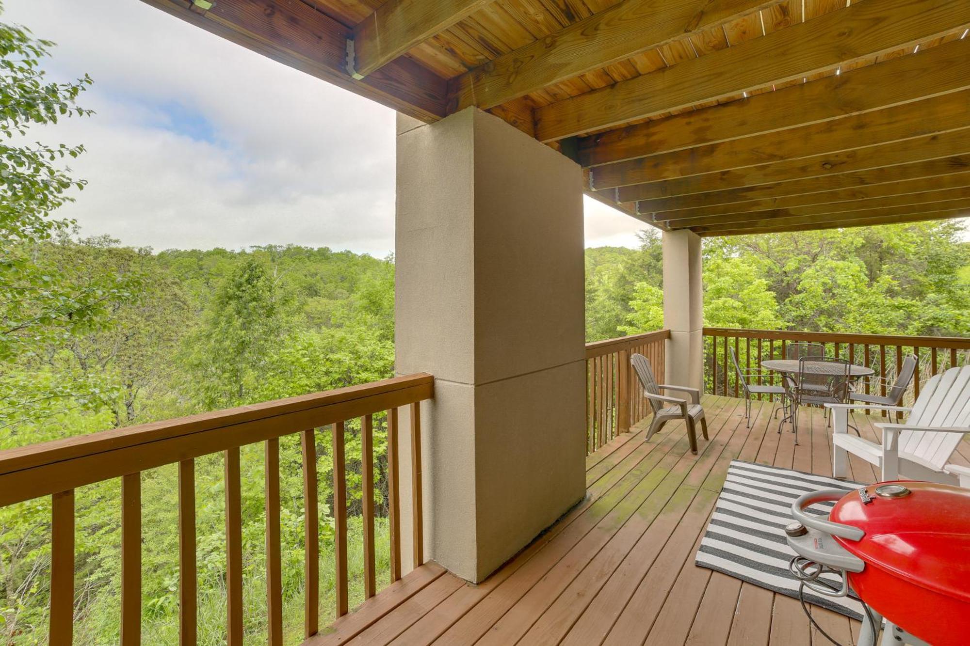 Escape With Pool Access, Grill And Balcony! Apartment