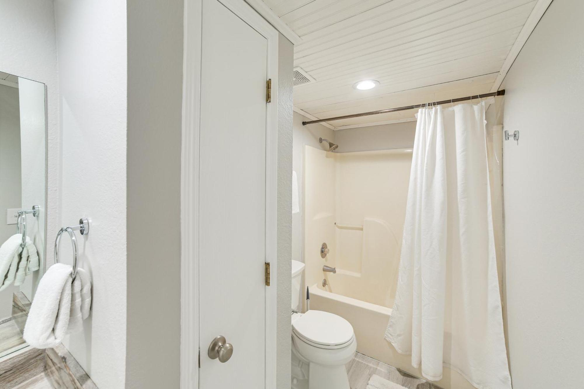 Escape With Pool Access, Grill And Balcony! *