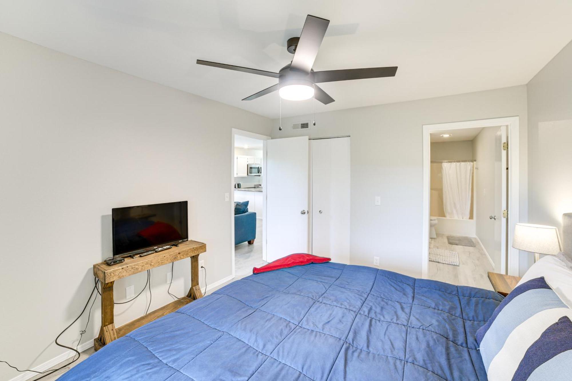 Apartment Escape With Pool Access, Grill And Balcony!