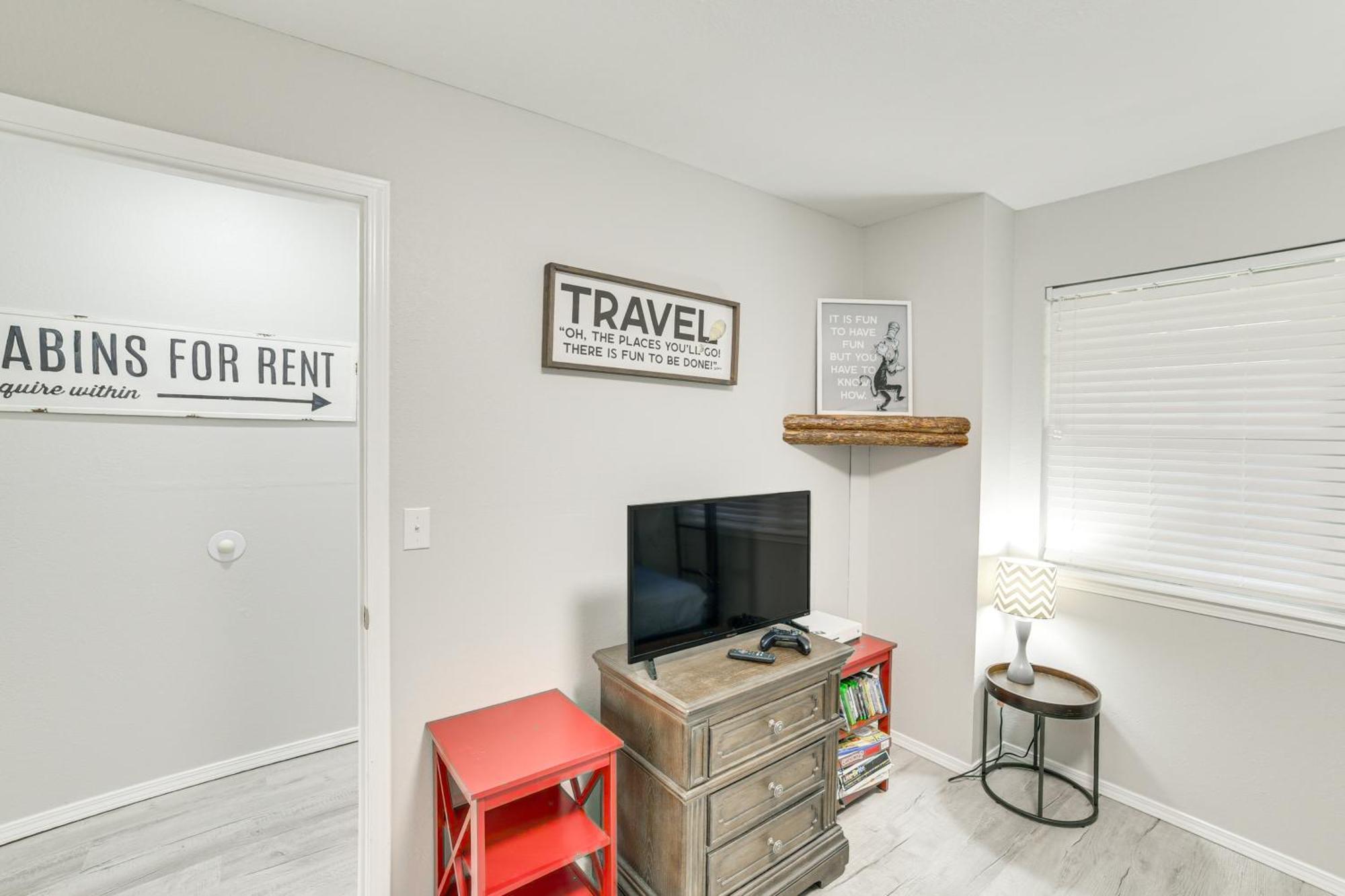 Apartment Escape With Pool Access, Grill And Balcony!