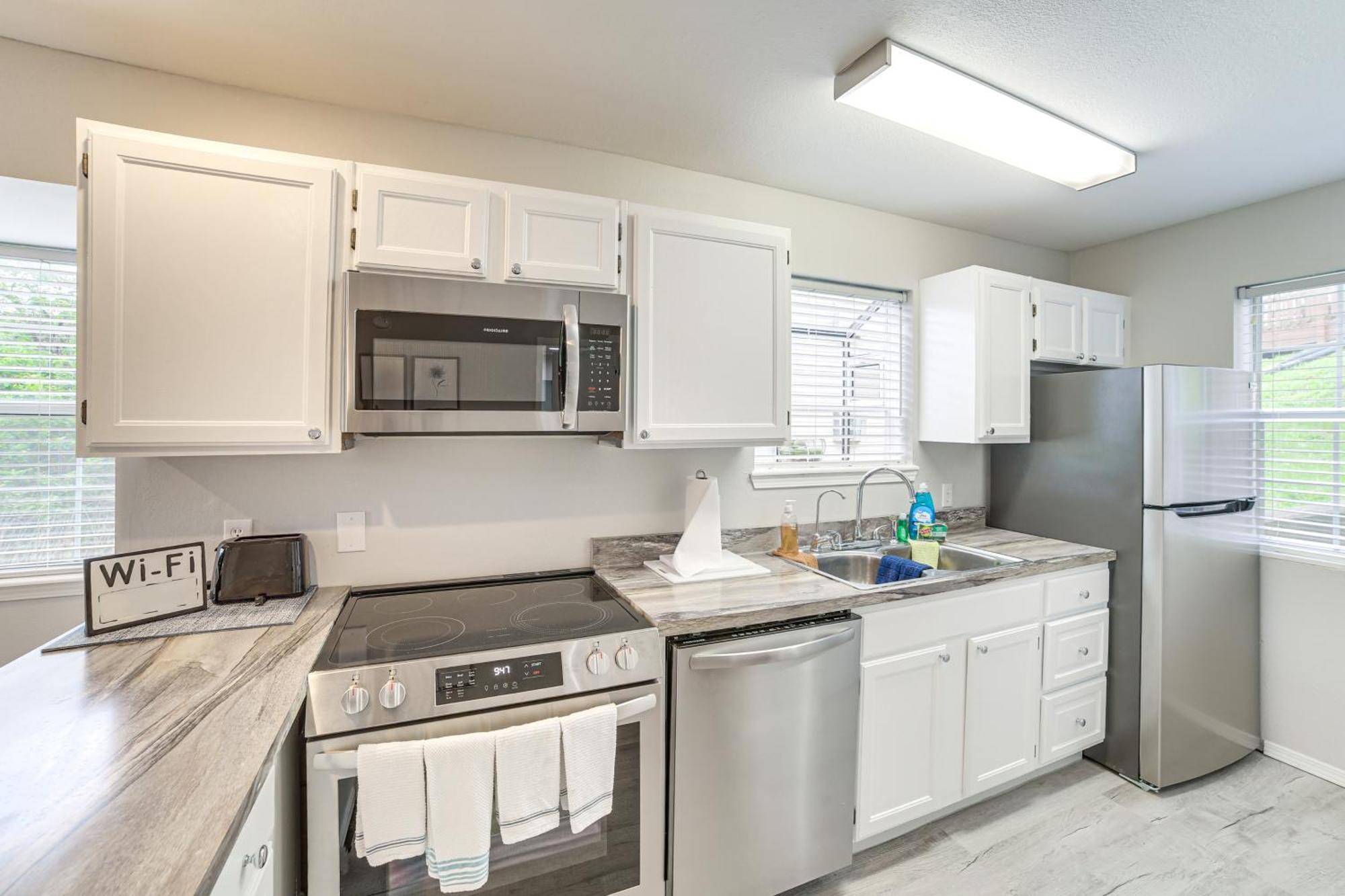 Escape With Pool Access, Grill And Balcony! Branson