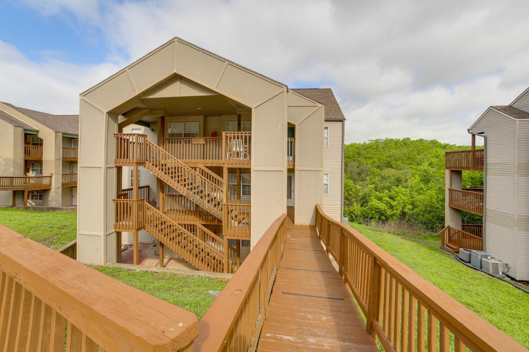 Apartment Escape With Pool Access, Grill And Balcony! Branson
