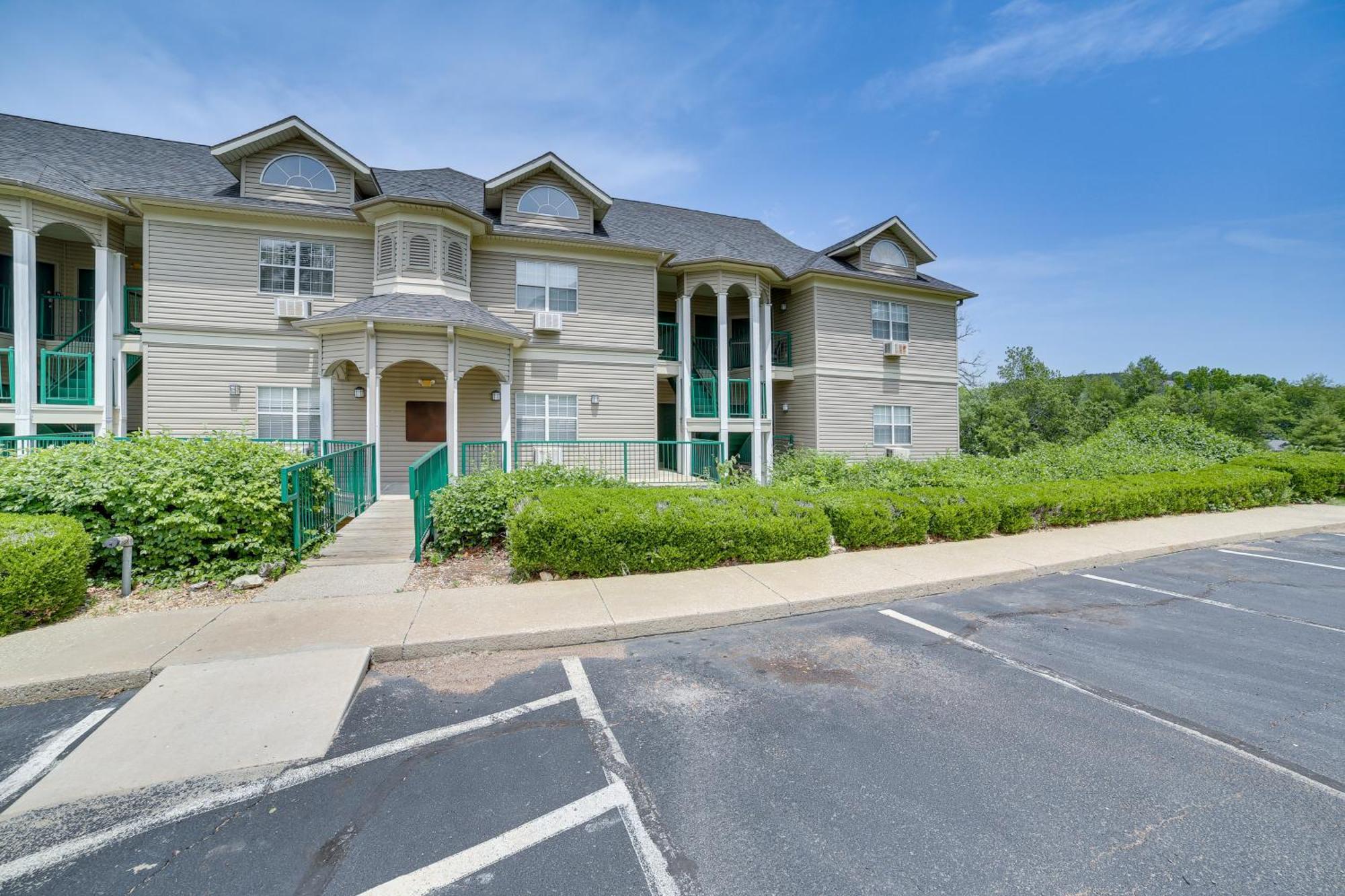 4 Mi To Landing With Balcony Apartment Branson
