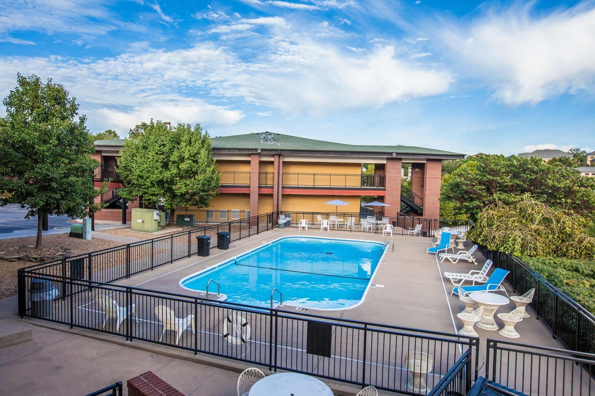 Hotel At The Falls