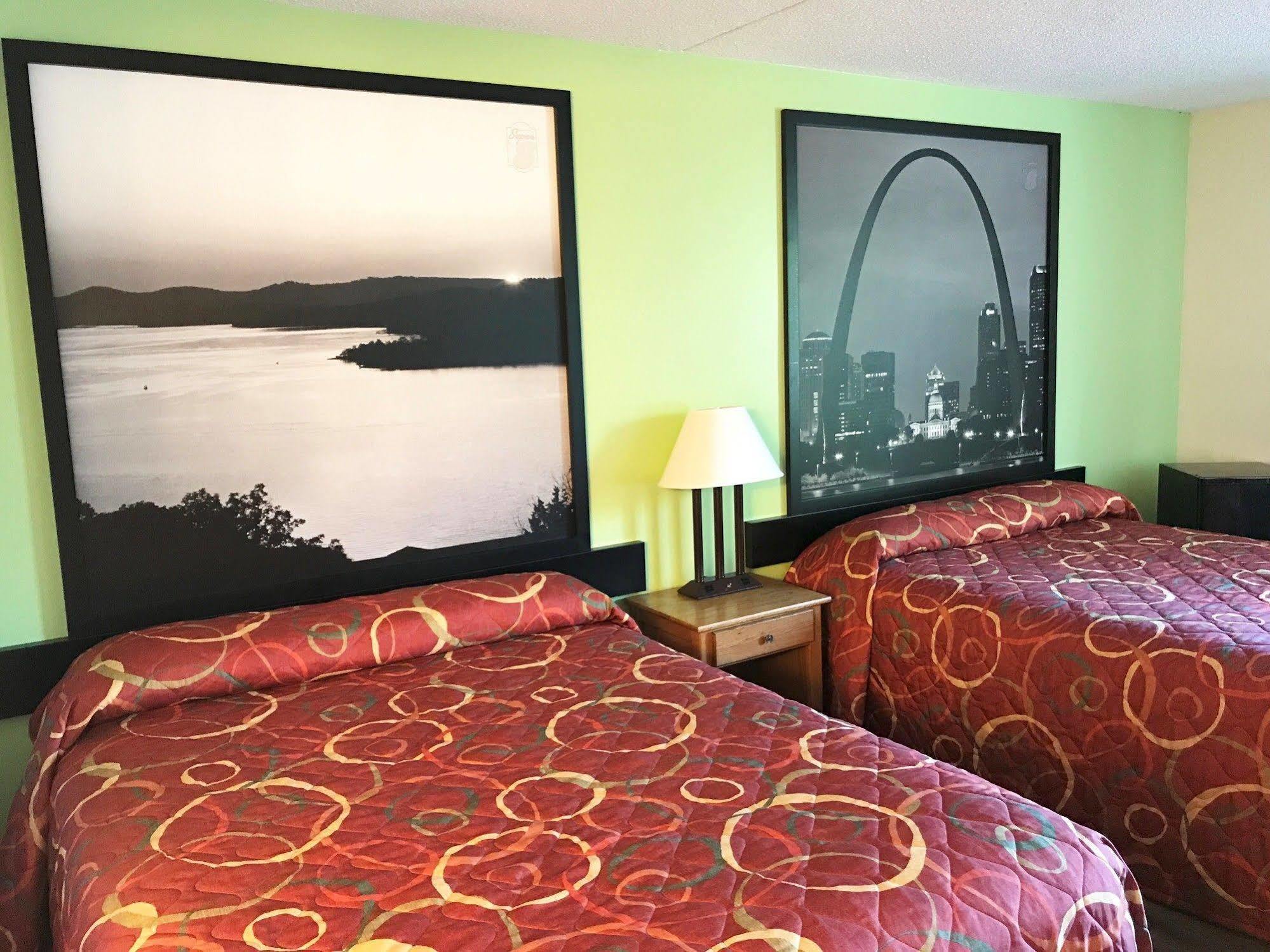 Hotel Super 8 By Wyndham By Andy Williams Theatre 2*