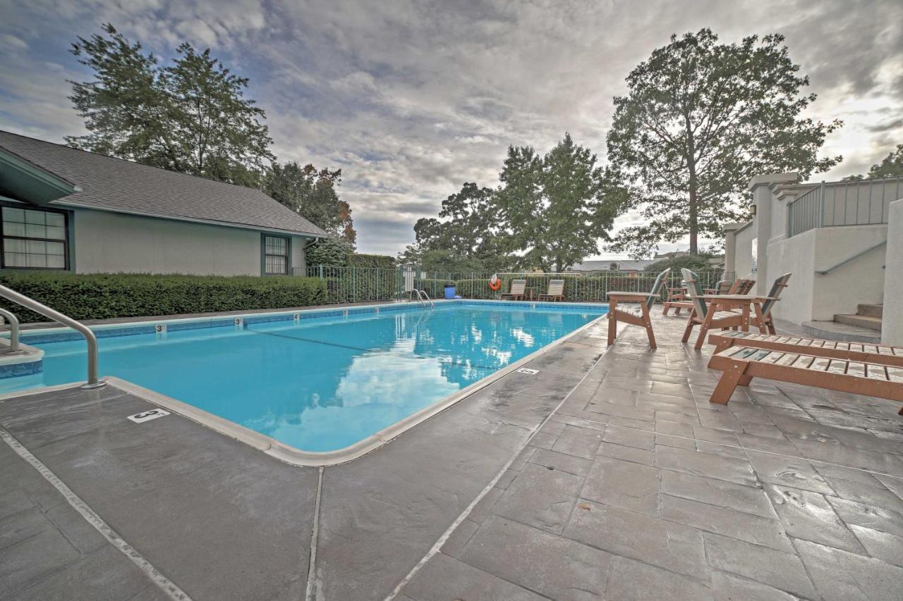 Apartment Less Than 1 Mi To Strip On Golf Course!