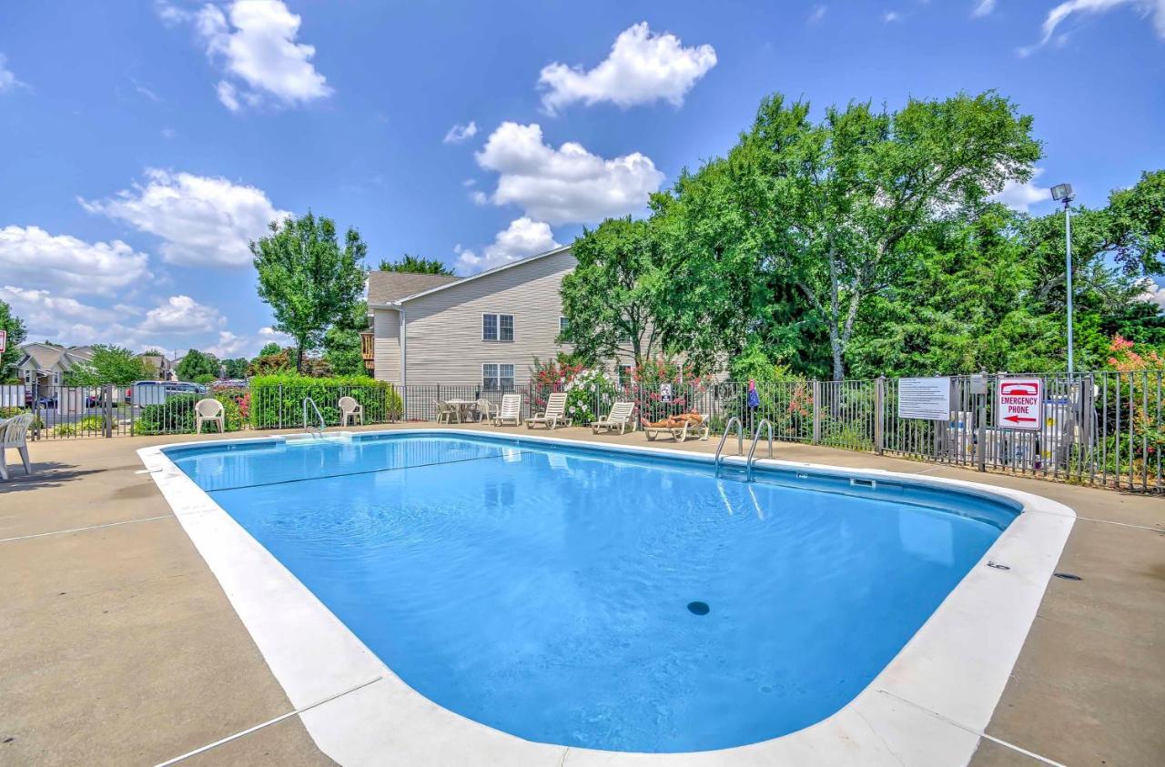 Gorgeous With Pool Near Strip!