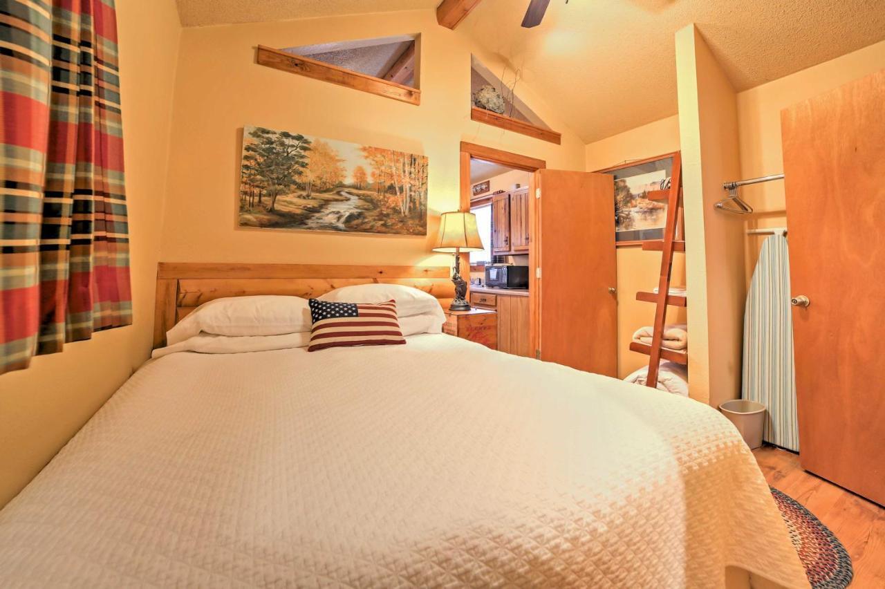 Holiday home With Deck Near Table Rock Lake!