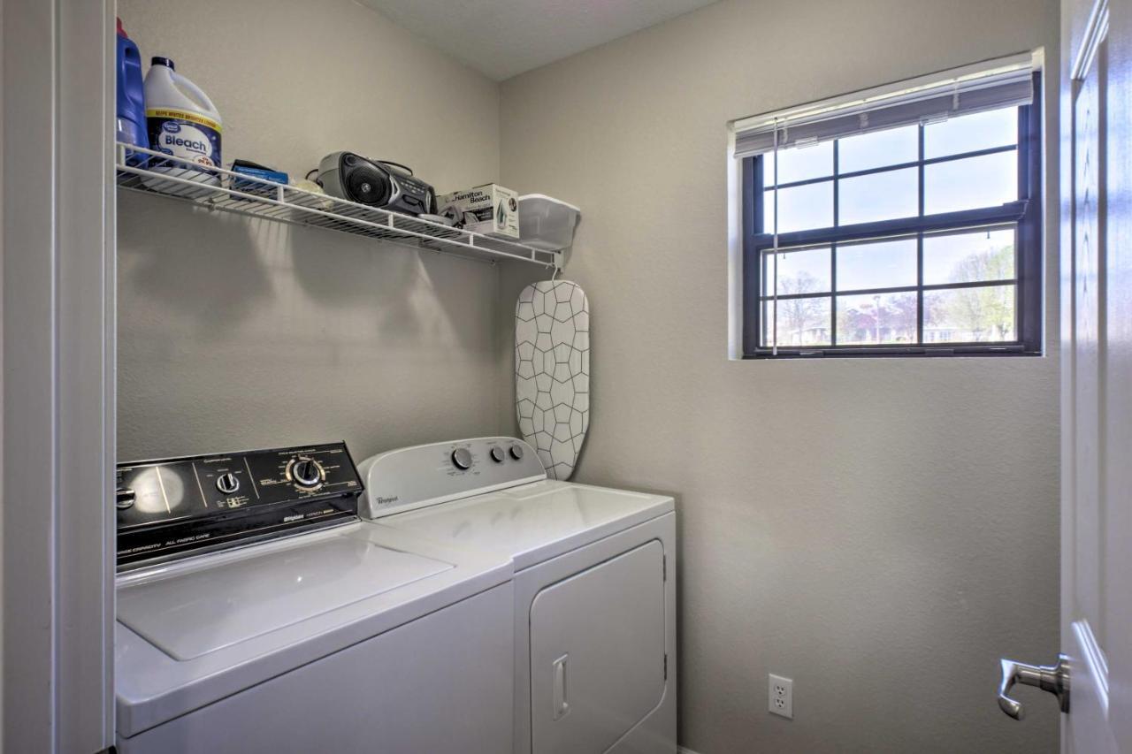 Less Than 1 Mi To Strip On Golf Course! Apartment