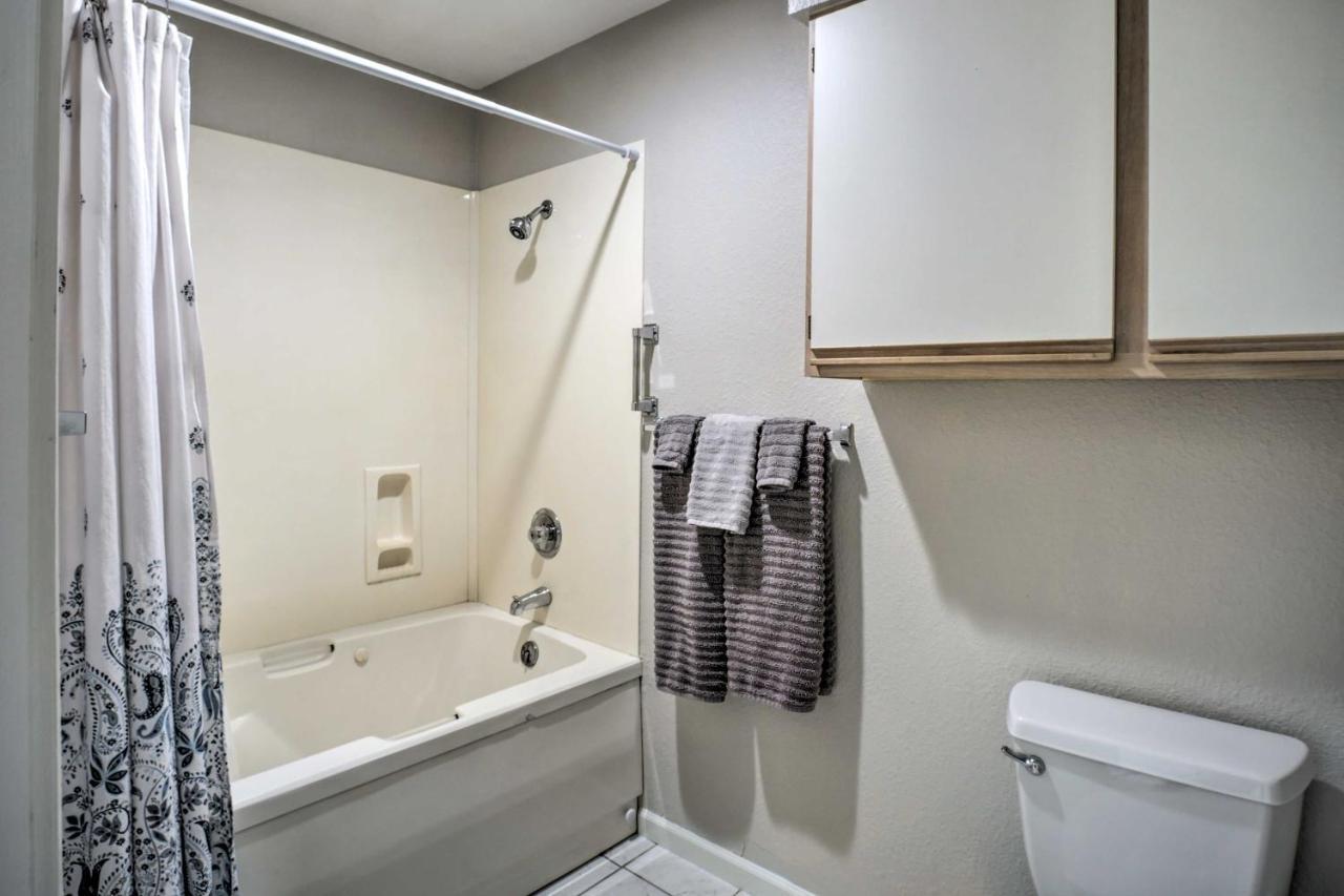 Less Than 1 Mi To Strip On Golf Course! Apartment *