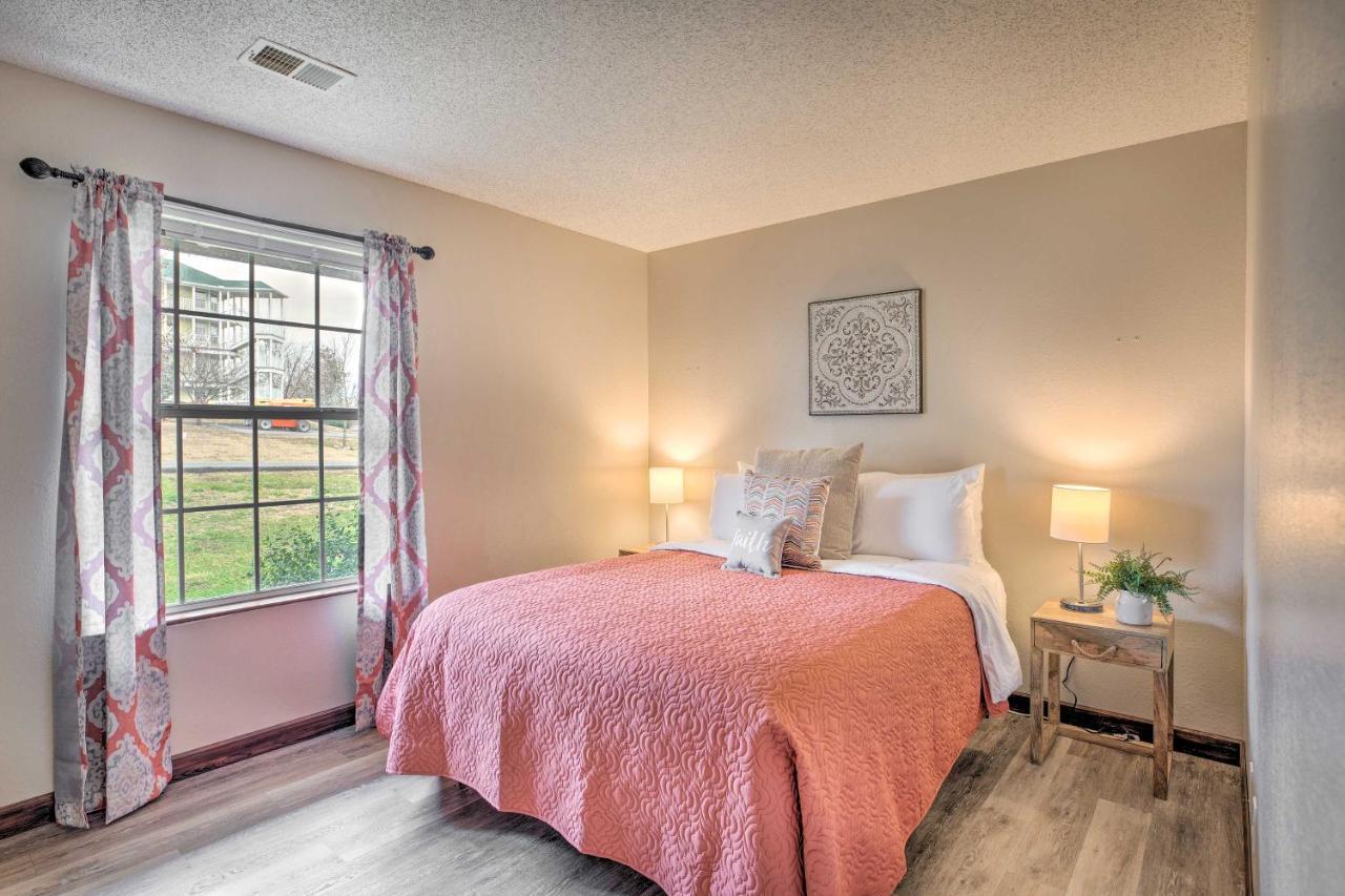Family With Indoor Pool And Patio Branson