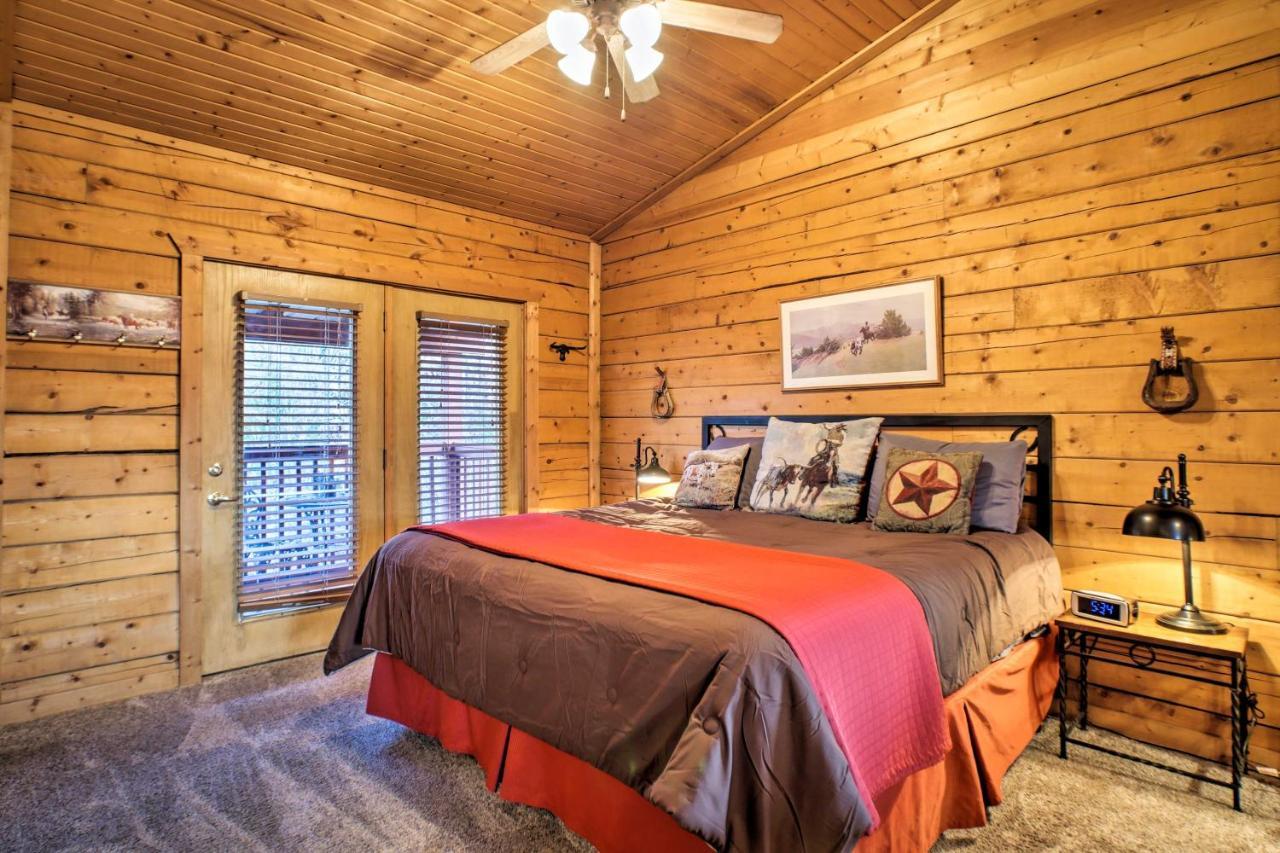 Cabin-style Studio Right Off The Strip!