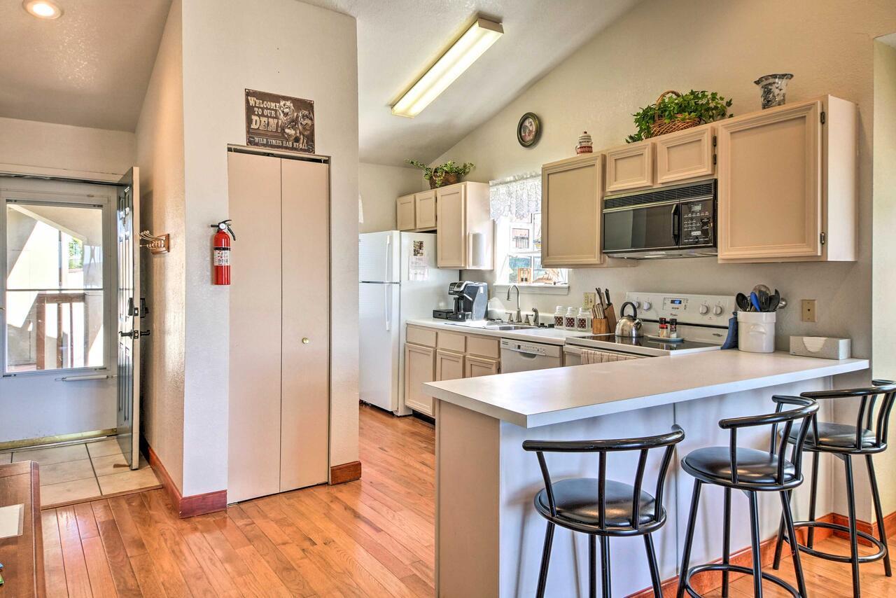 With Deck And Table Rock Views! *