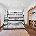 8-Bedroom Branson Retreat- Hot Tub & Porch Swings