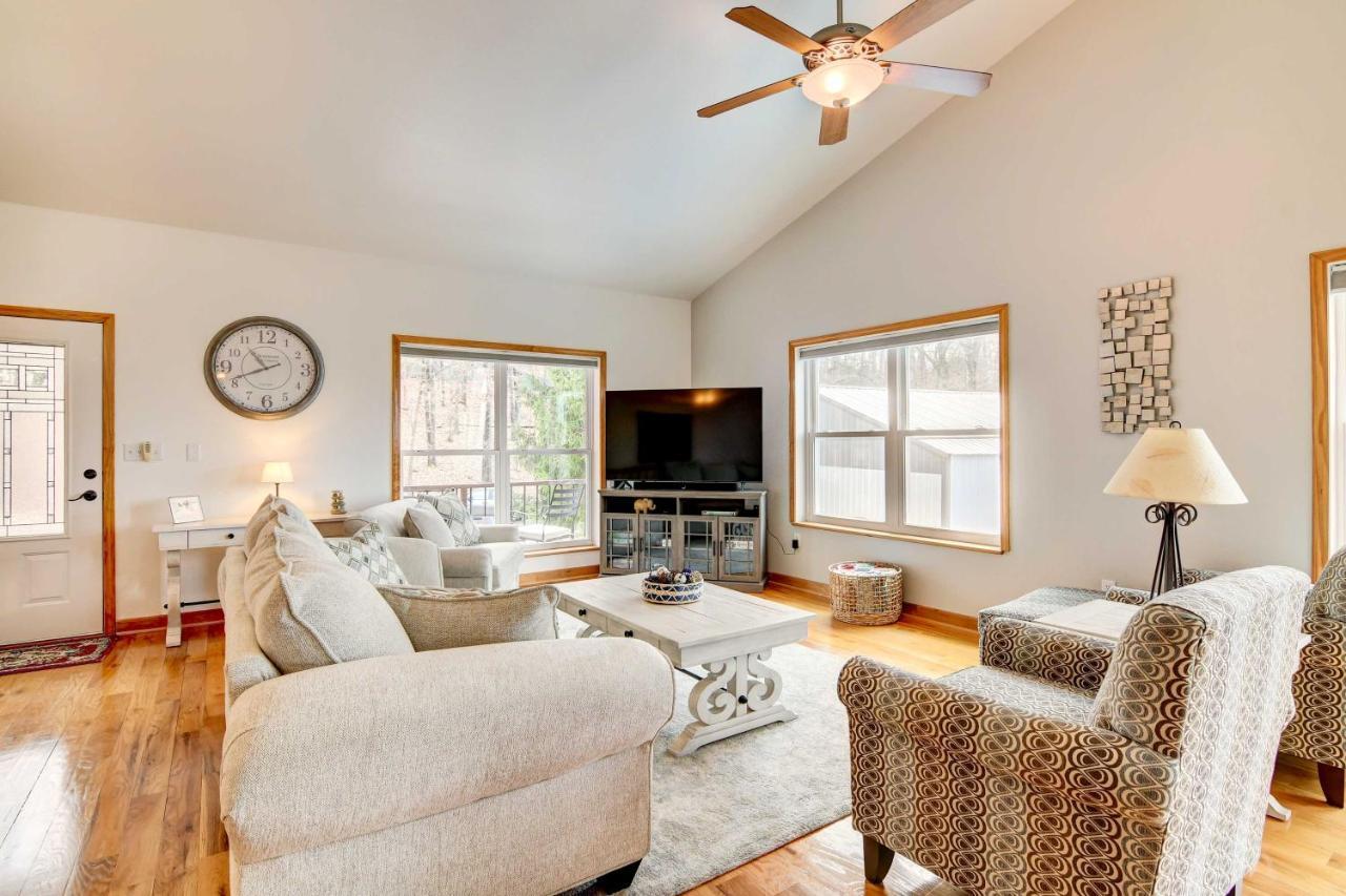 Secluded Escape With Pool And Game Room! Holiday home Branson