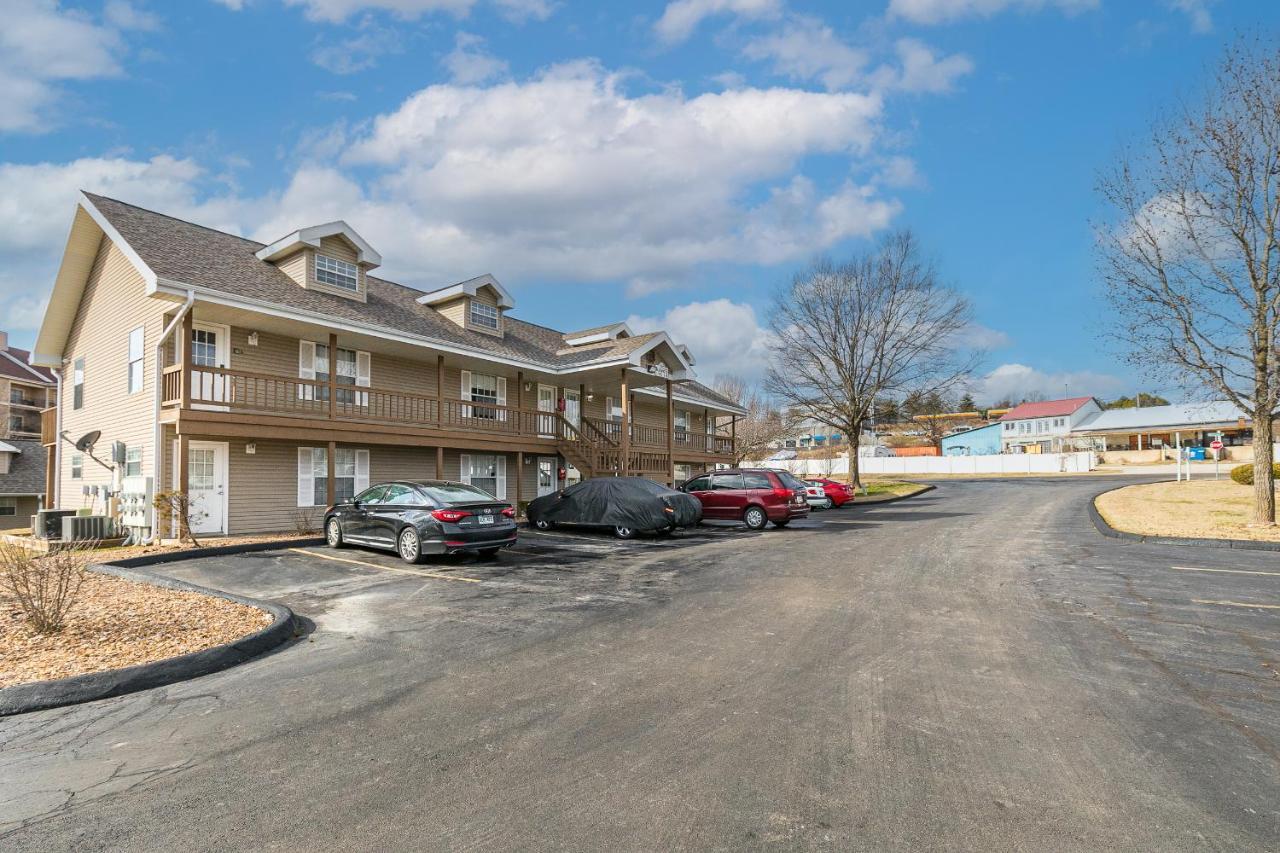 Meadow Getaway 2 Bedroom Near The 76 Strip - Free Tickets Included *