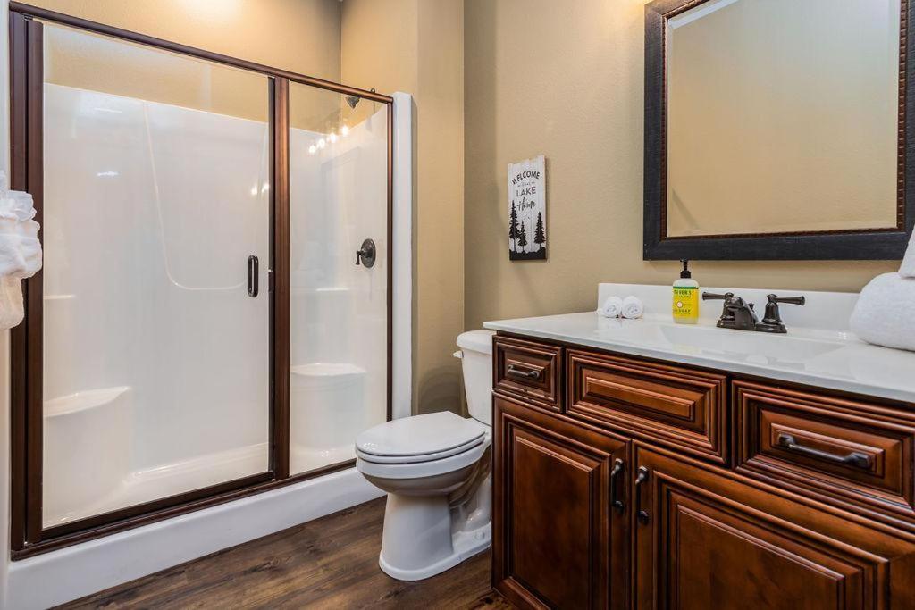 Staycation With Indoor Pool And Basketball Court Branson