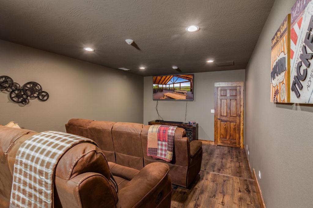 Staycation With Indoor Pool And Basketball Court Branson