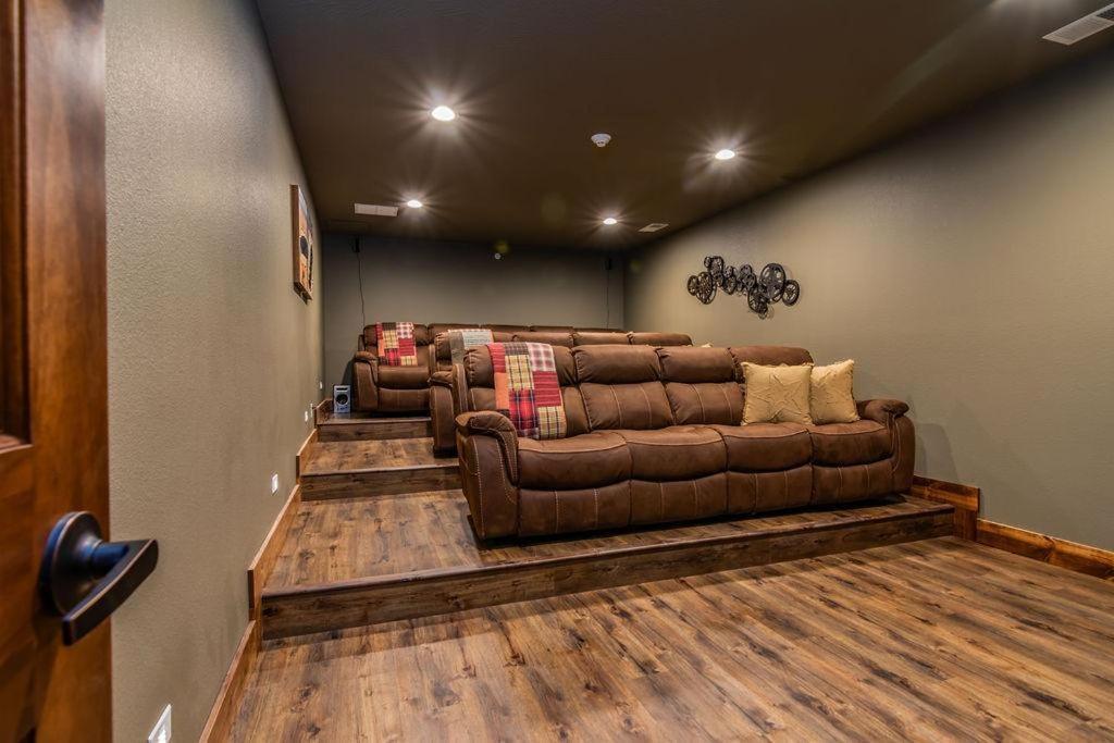 Staycation With Indoor Pool And Basketball Court * Branson