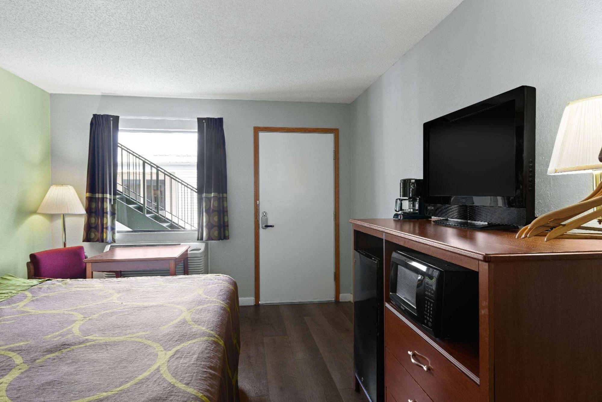 Super 8 By Wyndham - Shepherd Of The Hills Exwy 2*