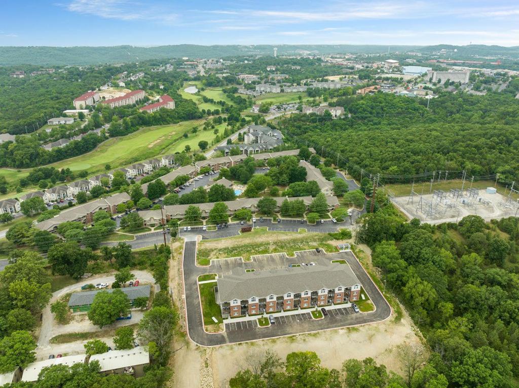 Spacious Retreat, Heart Of The City, Indoor Pool, Free Attraction Tickets! Apartment Branson