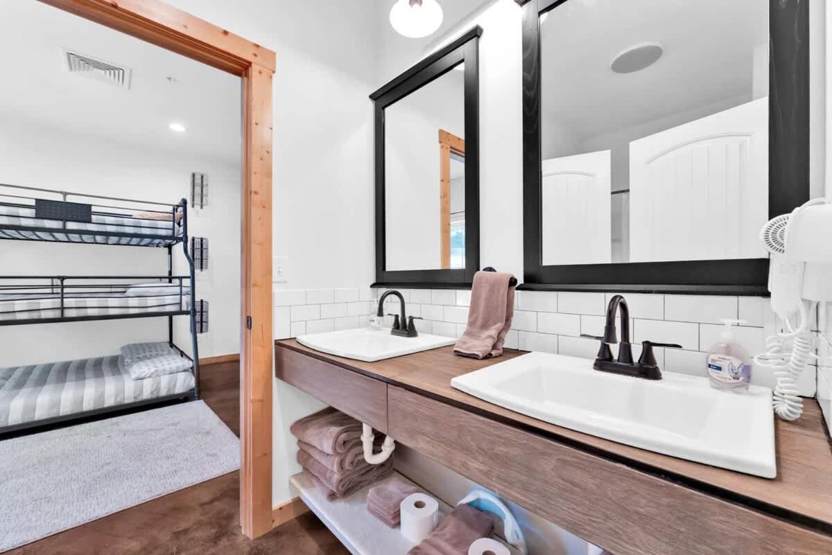 Holiday home 8-bedroom Retreat- Hot Tub & Porch Swings