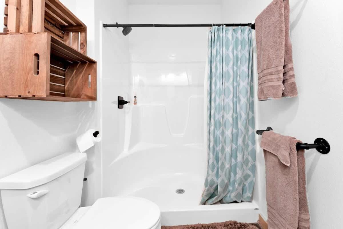 8-bedroom Retreat- Hot Tub & Porch Swings