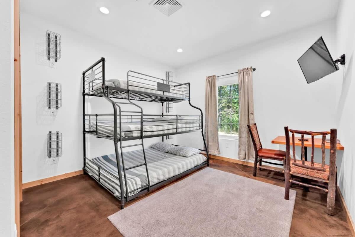 Holiday home 8-bedroom Retreat- Hot Tub & Porch Swings