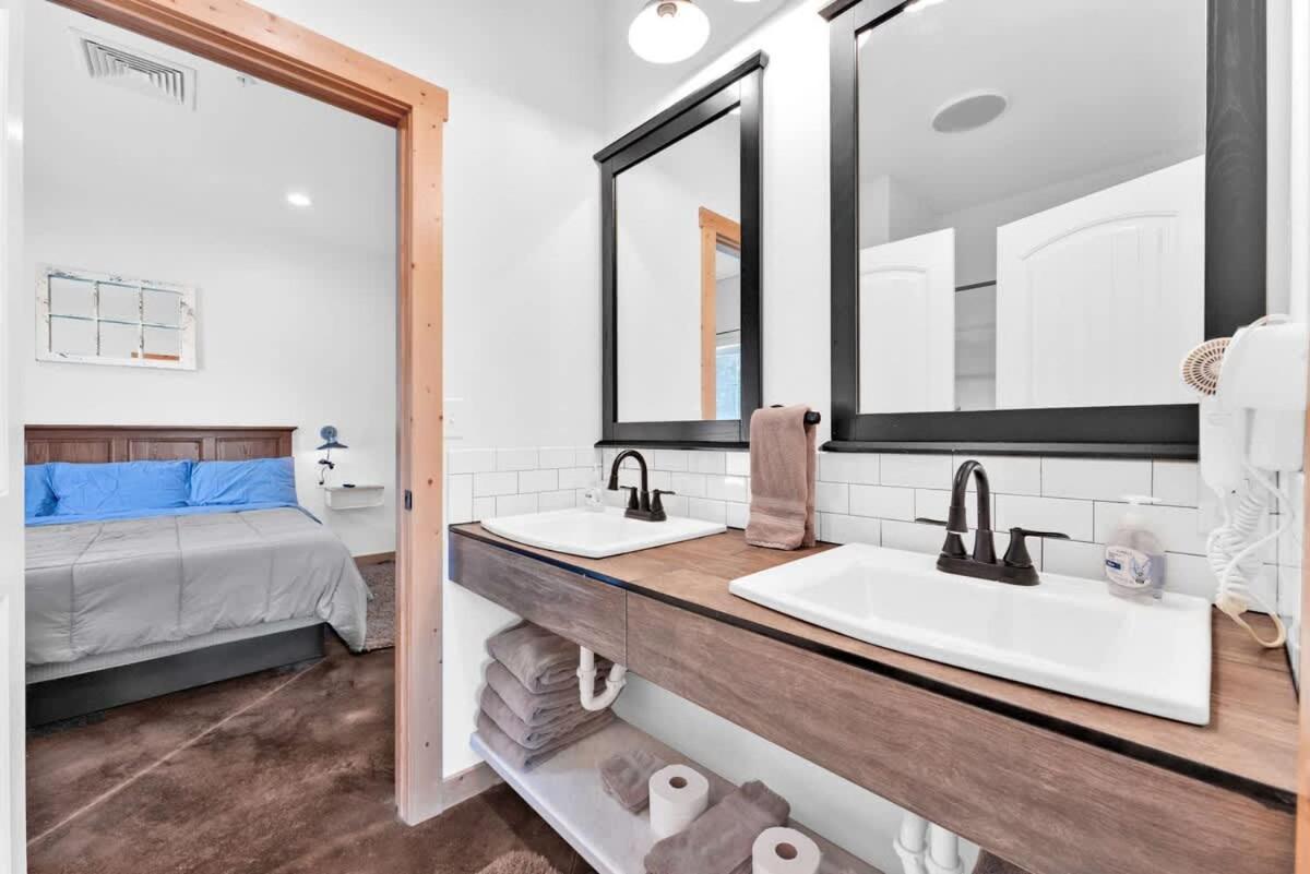 8-bedroom Retreat- Hot Tub & Porch Swings Holiday home