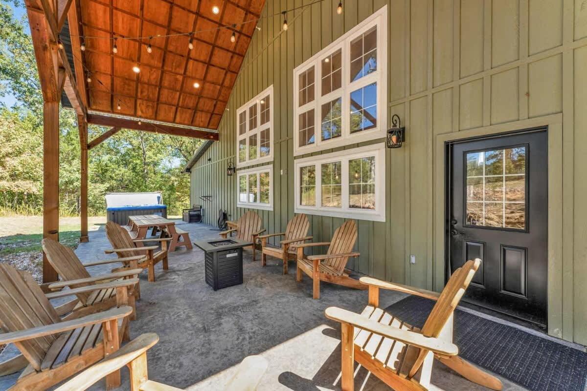8-bedroom Retreat- Hot Tub & Porch Swings * Branson