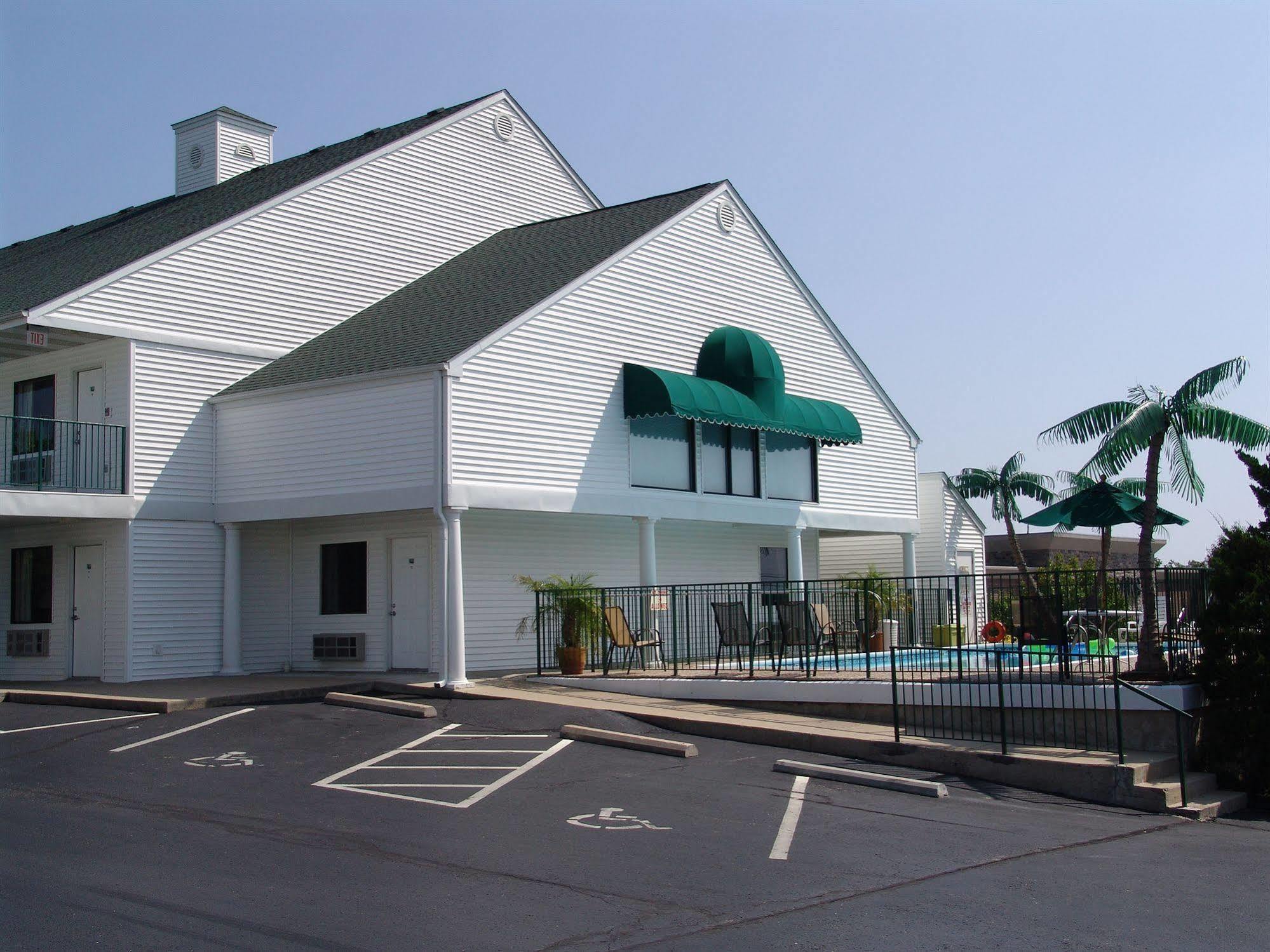 Super 8 By Wyndham - Shepherd Of The Hills Exwy 2*