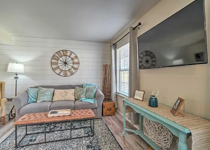 Centrally Located Branson Condo With Pool And Marina!