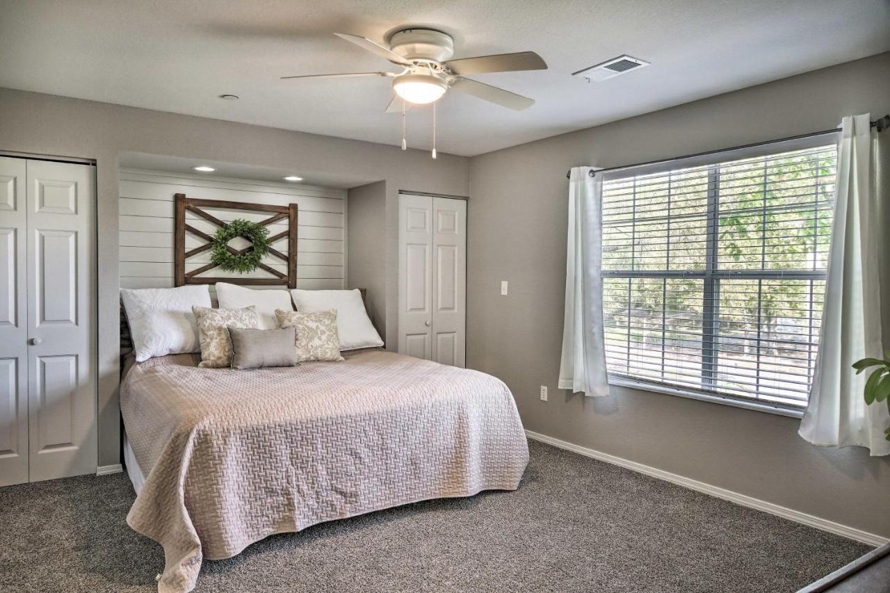 Apartment Modern Escape With Lake Taneycomo Views!