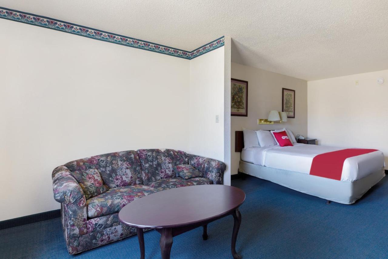 Hotel Oyo Hotel Branson Victorian Palace 2*