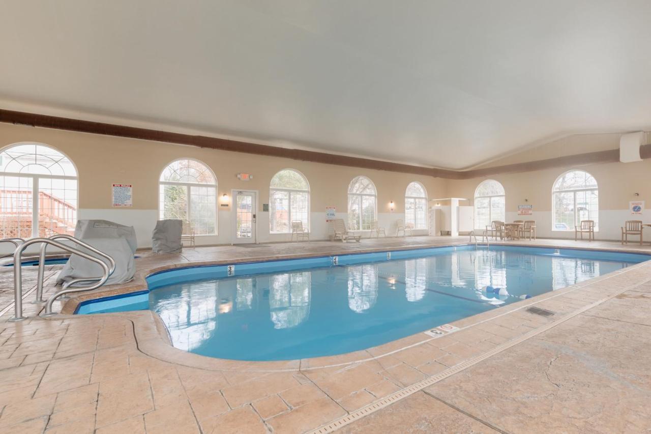 Hotel Surrey Vacation By Capital Vacations