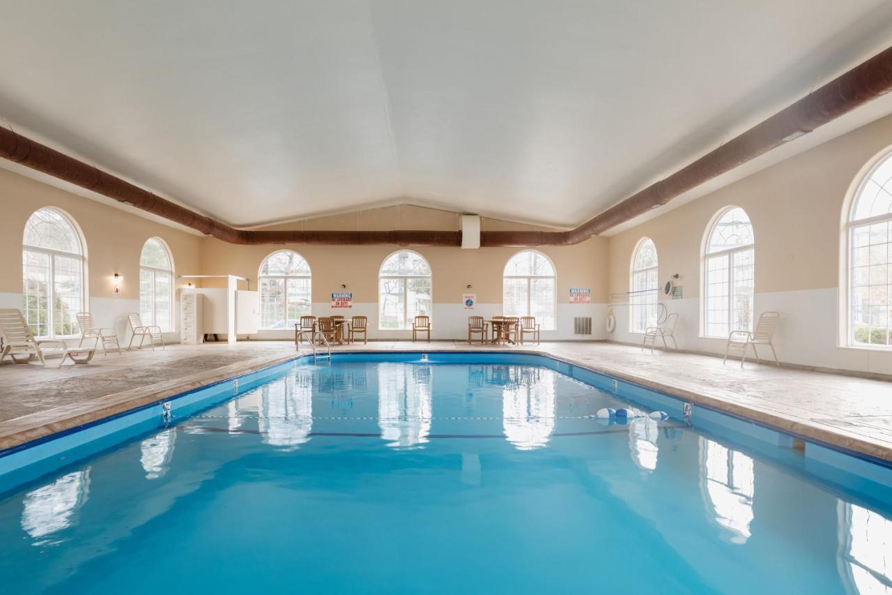 Surrey Vacation By Capital Vacations 3*