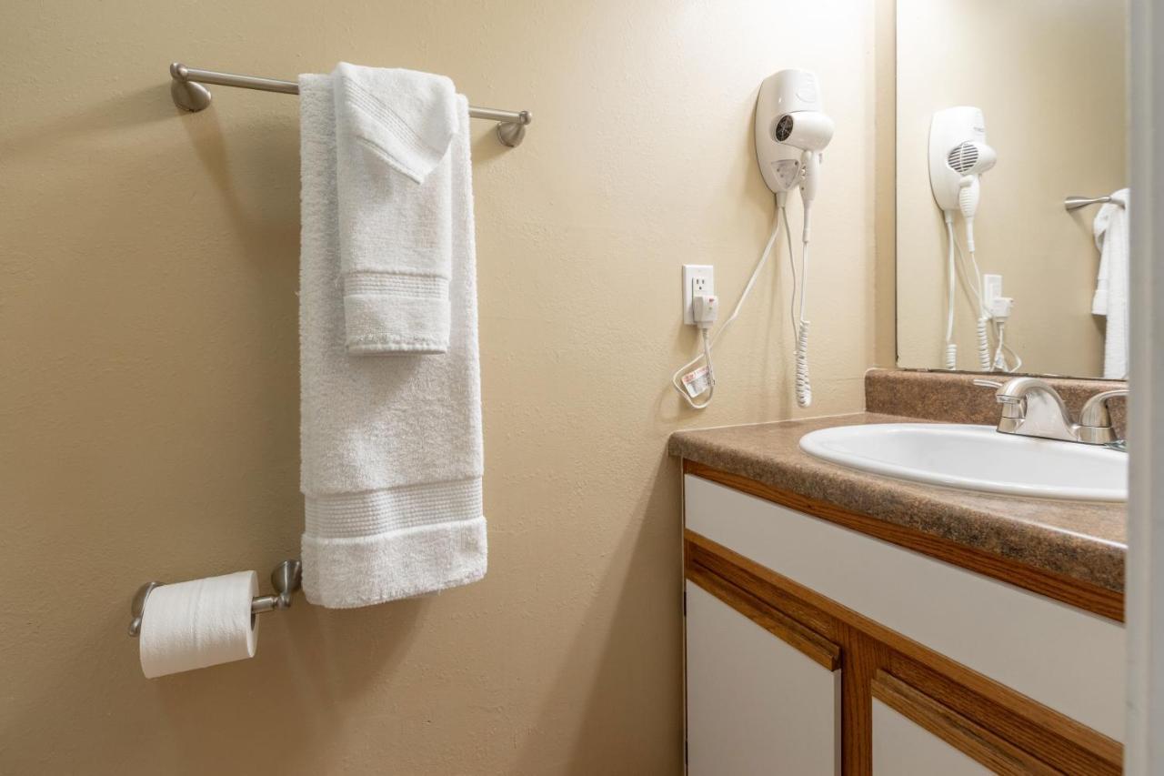 Surrey Vacation By Capital Vacations Hotel 3*