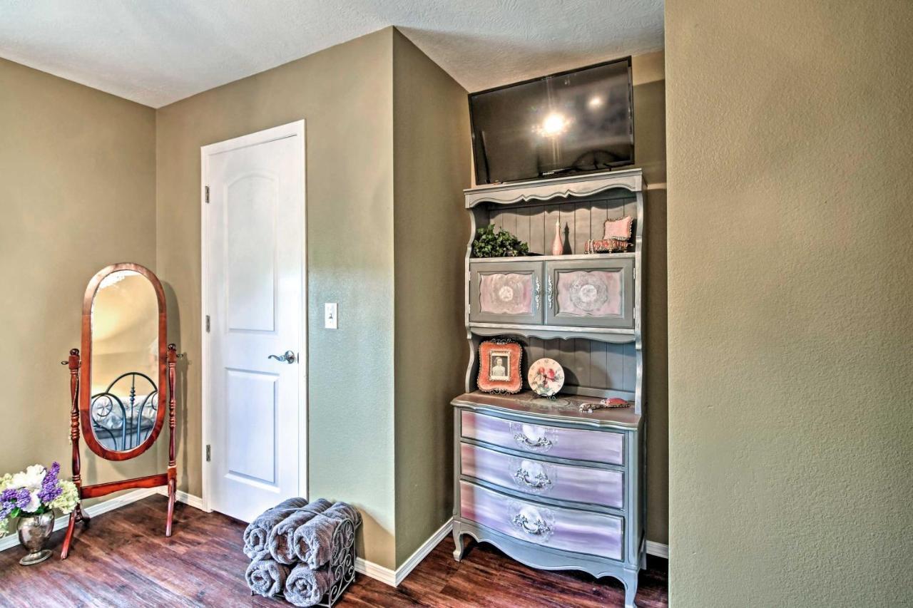 Grandmas Attic Centrally Located Vintage Condo! *