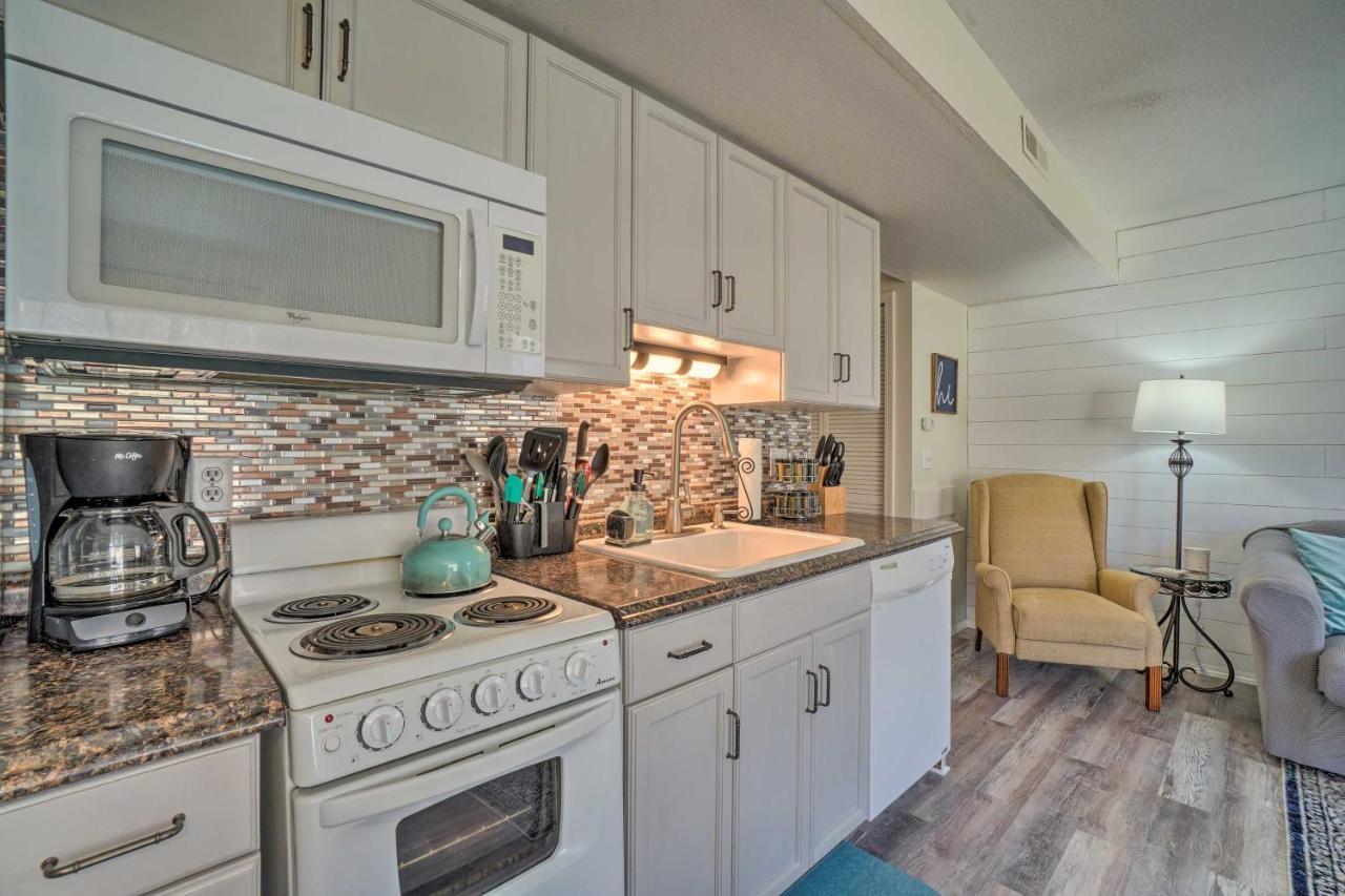 Apartment Centrally Located With Pool And Marina!