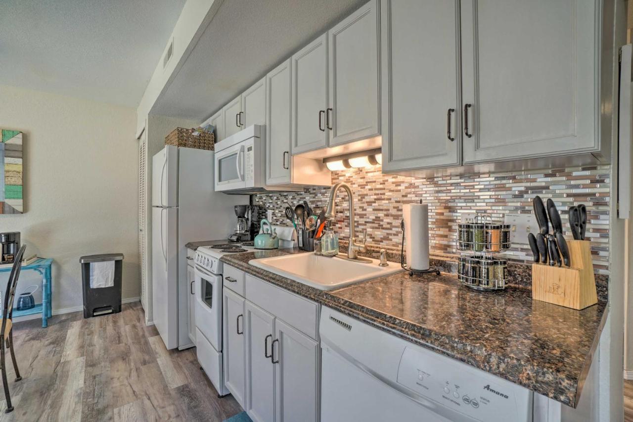 Apartment Centrally Located With Pool And Marina! *