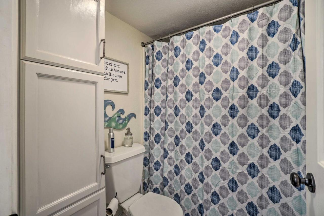 Centrally Located With Pool And Marina! * Branson