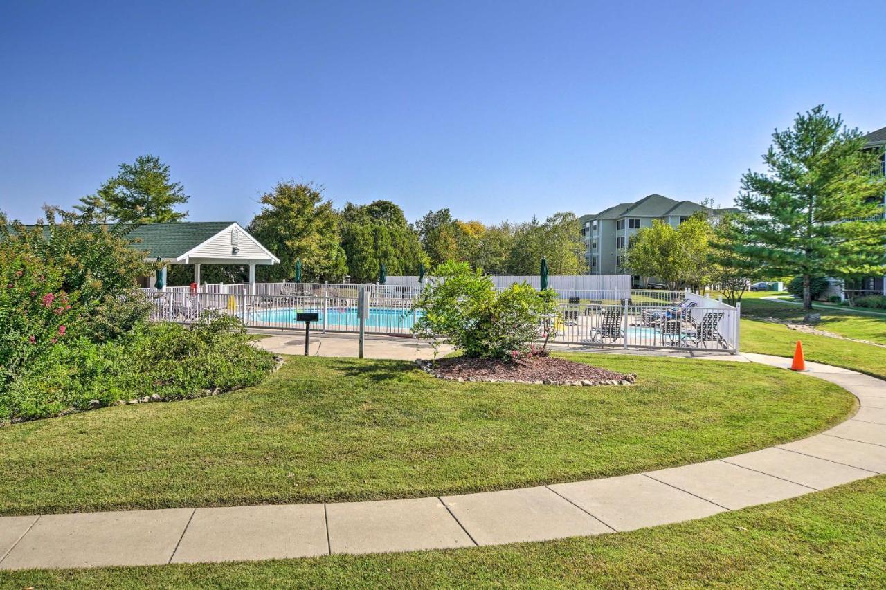 Centrally Located With Pool And Marina! Apartment Branson