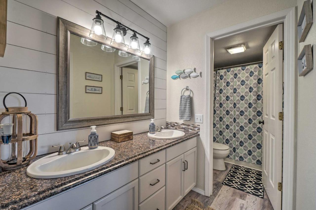 Centrally Located With Pool And Marina!