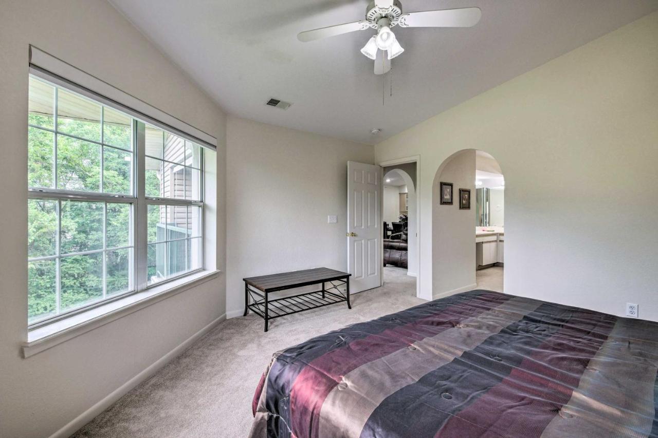 Hills With Balcony And Pool Access * Branson