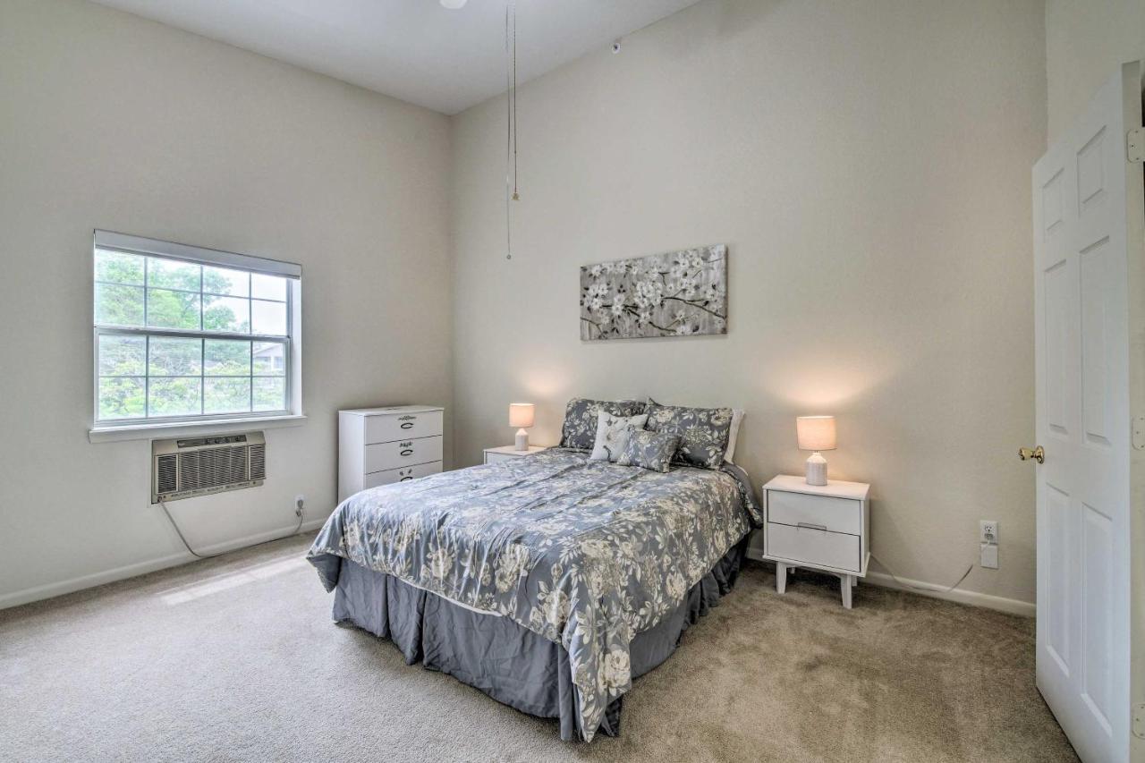 Hills With Balcony And Pool Access * Branson