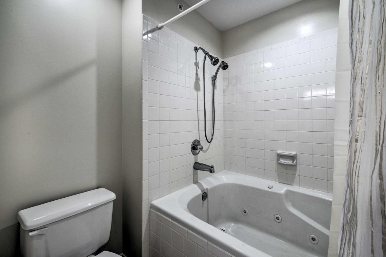 Hills With Balcony And Pool Access Branson