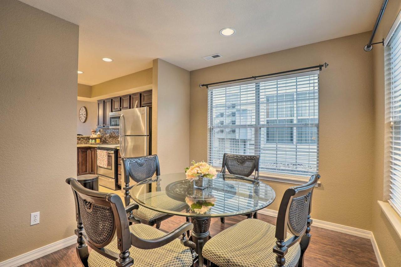 Serene With Sunroom And Golf Course View Apartment