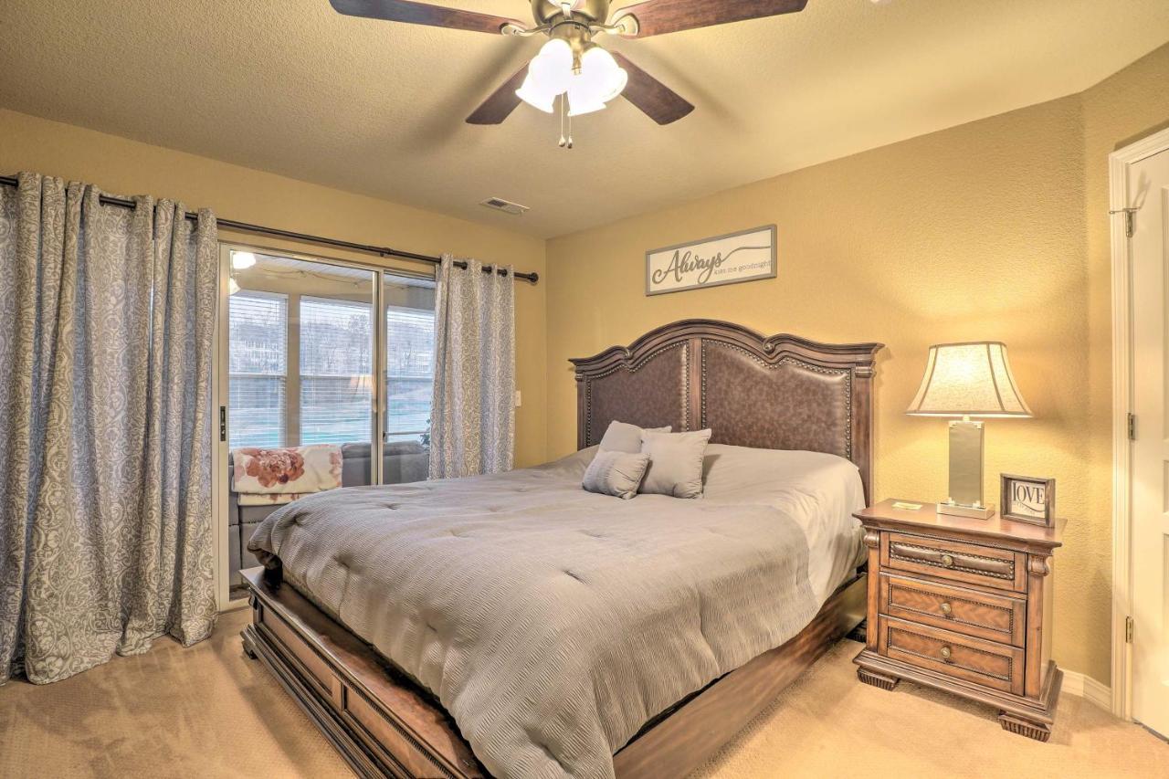 Serene With Sunroom And Golf Course View Apartment